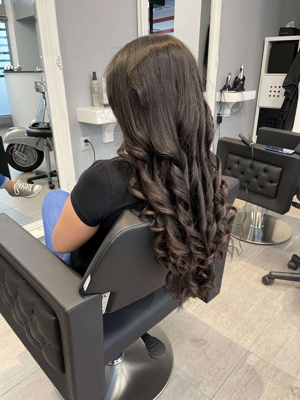 Dunkelbraune Locken mit hellen Reflexen