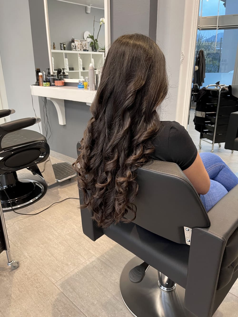 Lockenfrisur seitlich im Salon fotografiert