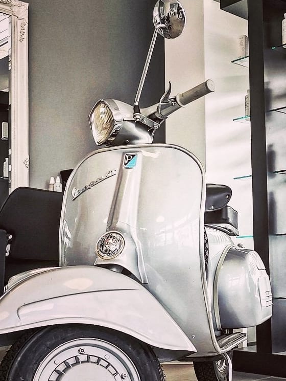 Scheinwerfer und Lenker der silbernen Vespa